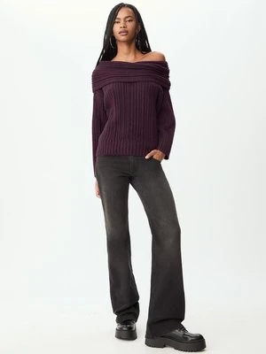 Stradivarius Asymetryczny dzianinowy sweter z odkrytymi ramionami  Wiśniowy