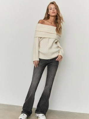 Stradivarius Asymetryczny sweter dzianinowy z odkrytymi ramionami  Ecru