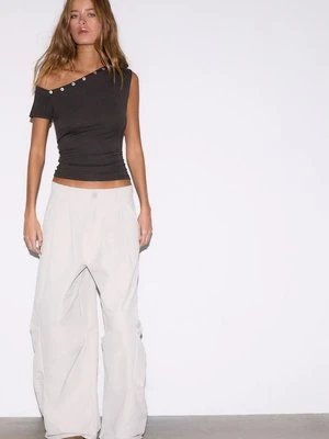 Stradivarius Asymetryczny T-shirt z guzikami  Brązowy