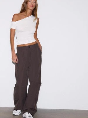 Stradivarius Asymetryczny T-shirt z guzikami  Ecru