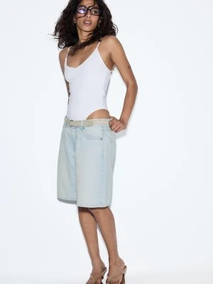 Stradivarius Bermudy jeansowe z paskiem  JASNONIEBIESKI DENIM