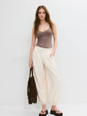 Stradivarius Body na ramiączkach z dekoltem w serek  Brązowy