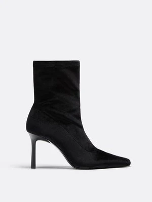 Stradivarius Botki na szpilce z efektem aksamitu  Czarny