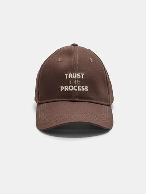 Stradivarius Czapka z daszkiem z haftowanym tekstem  Brązowy