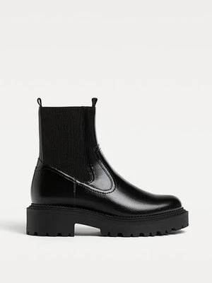 Stradivarius Czarne botki na płaskiej podeszwie  Czarny