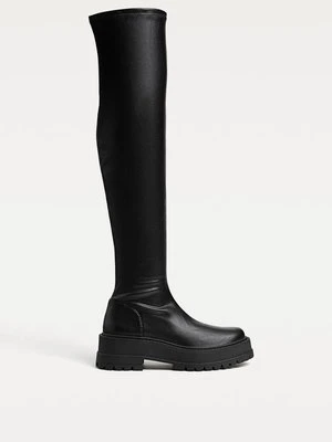 Stradivarius Czarne płaskie kozaki XL z trekkingową podeszwą  Czarny