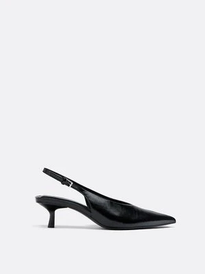 Stradivarius Czółenka z dekoltem w serek  Czarny