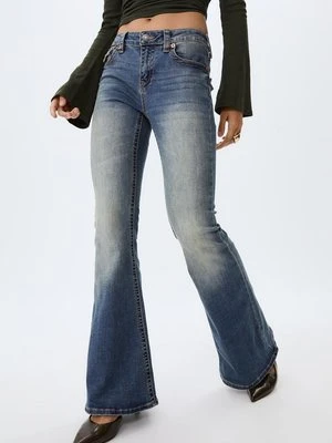 Stradivarius D04 Jeansy dzwony z niskim stanem  ŚREDNI NIEBIESKI DENIM