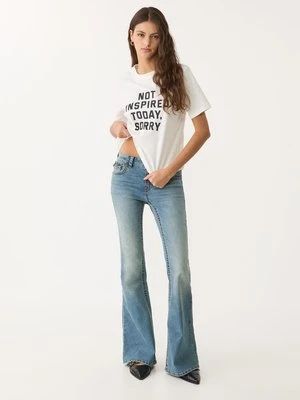 Stradivarius D04 rozszerzane jeansy z niskim stanem  ŚREDNIOJASNY NIEBIESKI DENIM