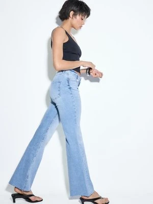 Stradivarius D74 Jeansy dzwony z rozcięciem  JASNONIEBIESKI DENIM