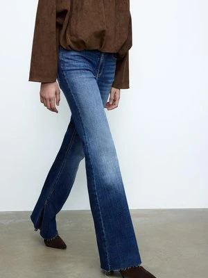 Stradivarius D74 Jeansy dzwony z rozcięciem  WYBLAKŁY DENIM