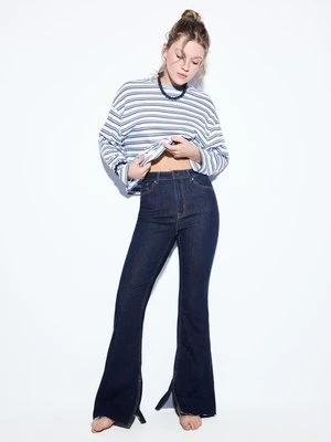 Stradivarius D74 Jeansy dzwony z rozcięciem  WYBLAKŁY DENIM