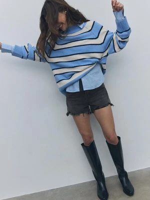 Stradivarius D75 Spodenki jeansowe z przetarciami  CZARNY DENIM Z EFEKTEM SPRANIA