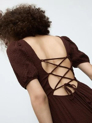 Stradivarius Długa, zwiewna sukienka z odkrytymi plecami i skrzyżowanymi ramiączkami  Brązowy