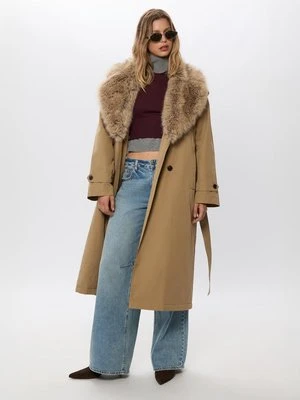 Stradivarius Długi pikowany trencz z detalem ze sztucznego futra  Beżowy