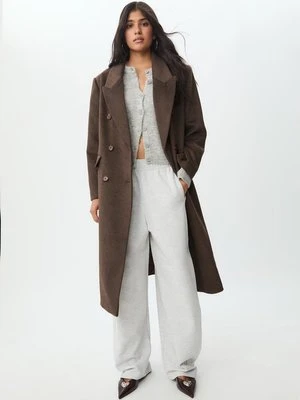 Stradivarius Długi płaszcz oversize z zapięciem na zakładkę  Brązowy