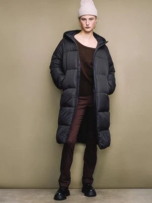 Stradivarius Długi płaszcz pikowany  Czarny