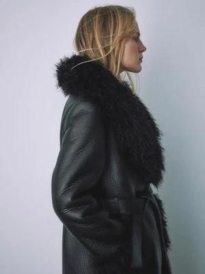 Stradivarius Długi płaszcz ze sztucznego futra  Czarny