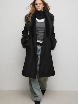 Zdjęcie produktu Stradivarius Długi płaszcz ze sztucznym futrem  Czarny