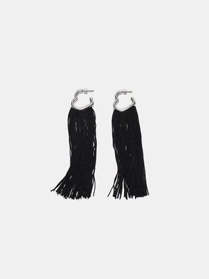 Stradivarius Długie kolczyki serca z frędzlami  Czarny