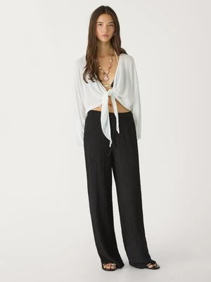 Stradivarius Długie, płynne spodnie z teksturą  Czarny