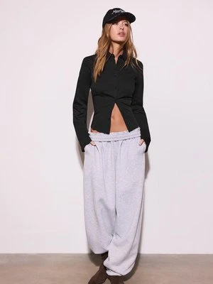 Stradivarius Dopasowana koszula z płynnym rękawem  Czarny