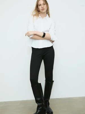 Stradivarius Dopasowana koszula z popeliny z baskinką  Biały