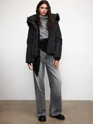 Stradivarius Dopasowana ocieplana kurtka z Kapturem z futrem  Czarny