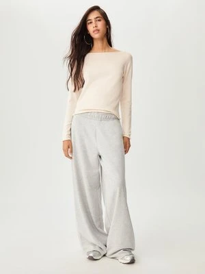 Stradivarius Dopasowany sweter z dekoltem łódka  Ecru