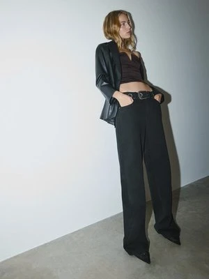 Stradivarius Drapowany crop top z dekoltem w szpic  Czarny