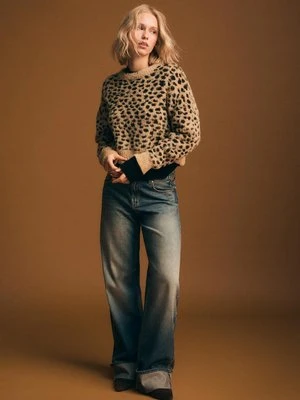 Stradivarius Dzianinowy sweter z efektem sztucznego futra  Beżowy