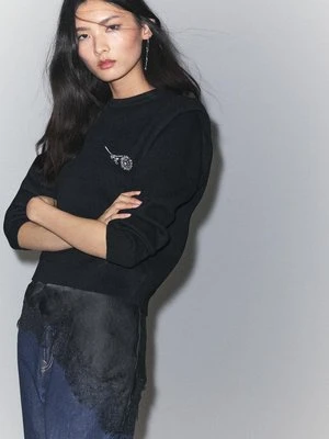 Stradivarius Dzianinowy sweter z poduszkami na ramionach  Czarny