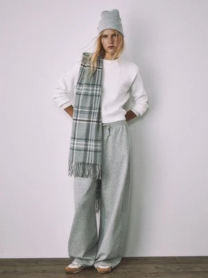 Stradivarius Dzianinowy sweter z poduszkami na ramionach  Ecru