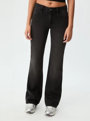 Stradivarius Dżinsy bootcut z niskim stanem  CZARNY DENIM Z EFEKTEM SPRANIA