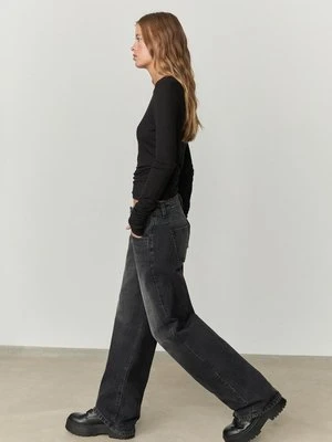 Stradivarius Dżinsy low wide leg  CZARNY DENIM Z EFEKTEM SPRANIA