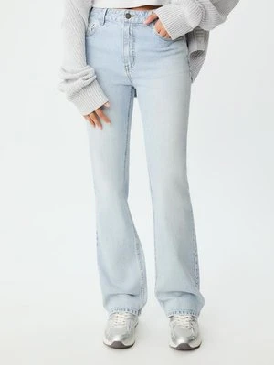 Stradivarius Dżinsy prosty krój  ŚREDNIOJASNY NIEBIESKI DENIM