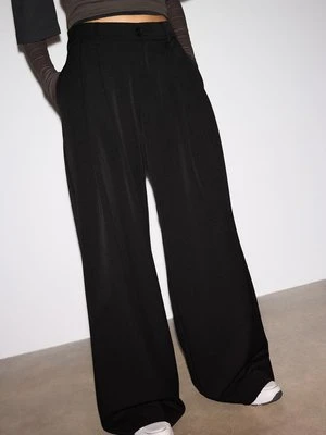 Stradivarius Eleganckie spodnie z szerokimi nogawkami i zakładkami  Czarny