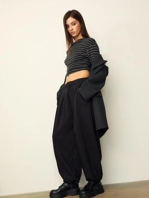 Stradivarius Eleganckie spodnie z zaszewkami bufiasty rękaw  Czarny