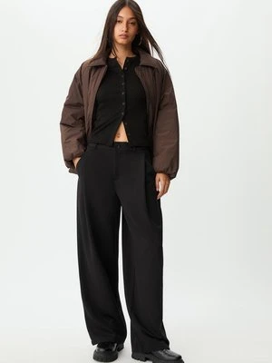 Stradivarius Eleganckie spodnie z zaszewkami  Czarny