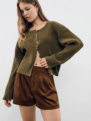 Stradivarius Eleganckie szorty ze sztucznego zamszu z zaszewkami  Brązowy