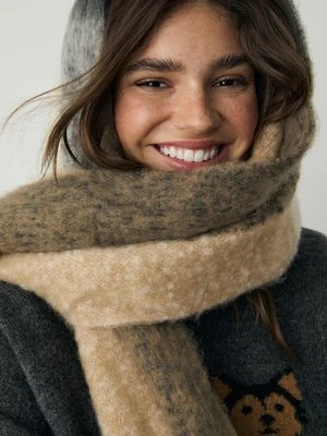 Stradivarius Gruby szalik w kratę  Czarny