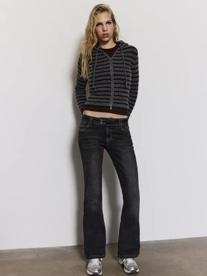 Stradivarius Jeans bootcut z niskim stanem i ćwiekami  CZARNY DENIM Z EFEKTEM SPRANIA