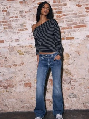 Stradivarius Jeans dzwony z haftowanymi kieszeniami ŚREDNIOJASNY NIEBIESKI DENIM