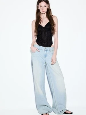 Stradivarius Jeans niski stan podwójny guzik  ŚREDNIOJASNY NIEBIESKI DENIM