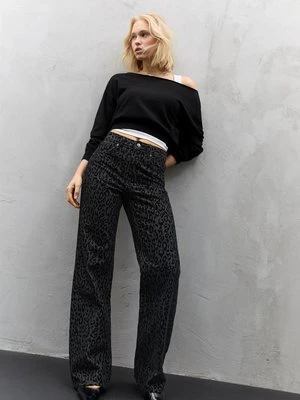 Stradivarius Jeans z flokowanym nadrukiem w cętki CZARNY DENIM Z EFEKTEM SPRANIA