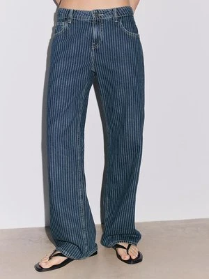 Stradivarius Jeansy baggy w paski ze średnim stanem  ŚREDNIOJASNY NIEBIESKI DENIM