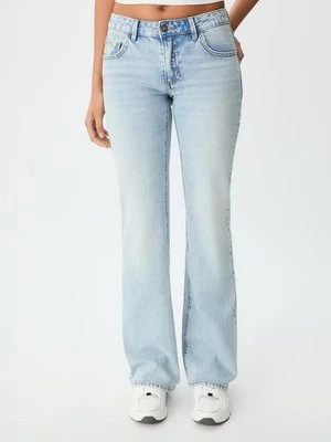 Stradivarius Jeansy bootcut z niskim stanem  ŚREDNIOJASNY NIEBIESKI DENIM