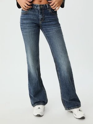 Stradivarius Jeansy bootcut z niskim stanem  ŚREDNIOJASNY NIEBIESKI DENIM