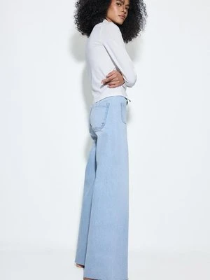 Stradivarius Jeansy o prostym kroju z kieszeniami  JASNONIEBIESKI DENIM