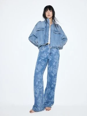 Stradivarius Jeansy o prostym kroju z laserowym nadrukiem w kwiaty  ŚREDNI NIEBIESKI DENIM